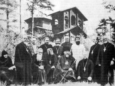 24 августа 1990 года в поселке Вырица Гатчинского района, в храме в честь Казанской иконы Божией Матери состоялось соборное богослужение с поминовением иеросхимонаха Серафима (Василия Муравьева). Заупокойная служба проводилась во главе с епископом Проклом (на снимке в центре).