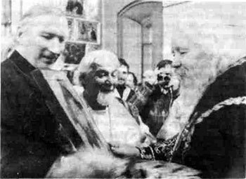 Николо-Богоявленский кафедральный собор. Торжество 25-летия рукоположения Митрополита Ленинградского и Ладожского Иоанна во епископский сан. Клирики Свято-Троицкого собора Александро-Невской Лавры дарят Владыке образ Спаса Нерукотворного.