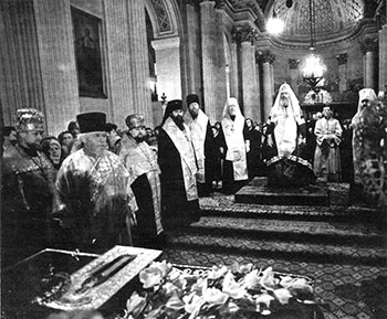 Молебен преп. Серафиму Саровскому в Свято-Троицком соборе Александро-Невской Лавры.