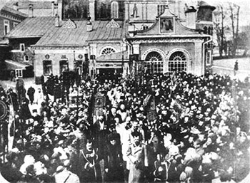 Страстные и Пасхальные дни в Москве. Император Николай Второй, Императрица Александра Федоровна и Августейшие дети в Троице-Сергиевой Лавре. Сергиев Посад, 1900 г.