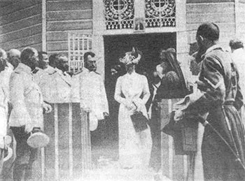 Саровские торжества в 1903 г. Их Императорские Величества у источника прп. Серафима.