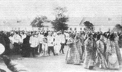 Саровские торжества в 1903 году. Император Николай Второй, Императрица Александра Федоровна, Великий князь Сергей Александрович и Великая Княгиня Елизавета Федоровна со свитой.