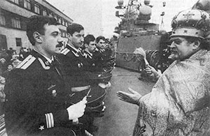 Настоятель Николо-Богоявленского кафедрального собора прот. Богдан Сойко освящает офицерские кортики экипажа малого ракетного корабля «Ливень».