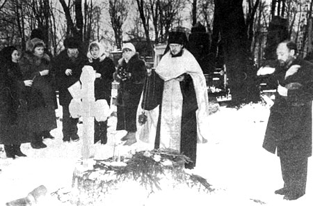 Панихида по мученику архиепископу Илариону (Троицкому) на Новодевичьем кладбище С.-Петербурга.