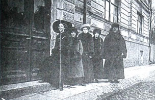 Царское Село. Справа стоит сщмч. о. Иоанн Кочуров. 1916—17 годы.