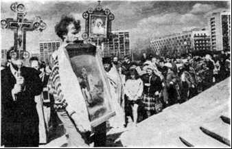 Крестный ход вокруг новоосвященной церкви Св. Георгия Победоносца