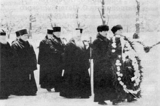 Пискаревское мемориальное кладбище. Митрополит Владимир во главе С.-Петербургского духовенства возлагает венок в день годовщины окончательного снятия блокады