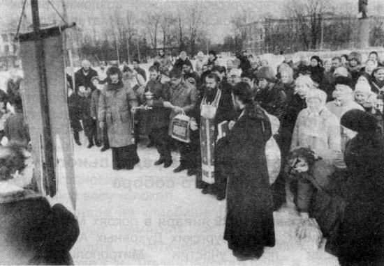 Царское Село. Молебен Новомученикам и Исповедникам Российским на соборной площади, у креста, в память сщмч. Иоанна Кочурова, пресвитера Царскосельского