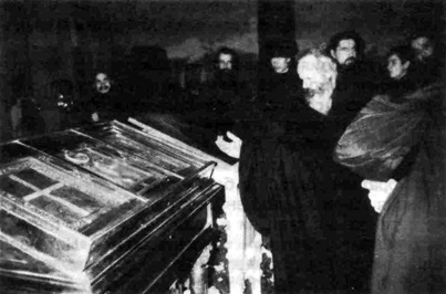 Братия обители у мощей прп. Сергия Радонежского после возвращения их в пустынь