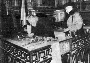 О. Н. Куликовская-Романова у гробницы Императрицы Екатерины II после панихиды по ней в день 200-летия ее кончины