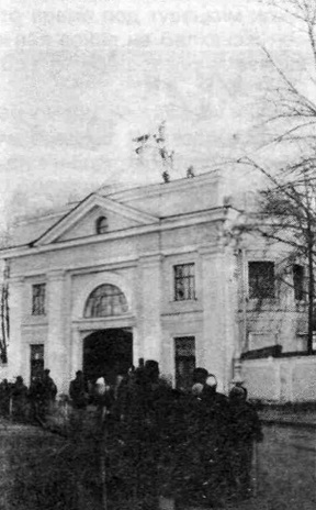 Освящение и поднятие креста на храм Божией Матери &laquo;Всех Скорбящих Радосте&raquo; над Святыми вратами Александро-Невской лавры