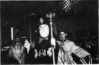 Патриарх-Католикос Илия II у мощей св. блгв. вел. кн. Александра Невского в Свято-Троицком соборе