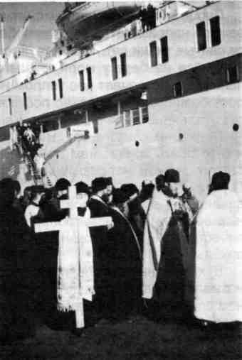 Праздник свт. Николая. Перед началом крестного хода с пристани к мощам святителя