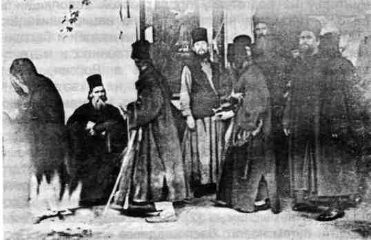 Фотоснимок, сделанный 21 августа 1903 г. у ворот Свято-Пантелеимоновского монастыря, на котором чудесным образом проявился образ Богоматери, смиренно получавший благословенный укрух хлеба
